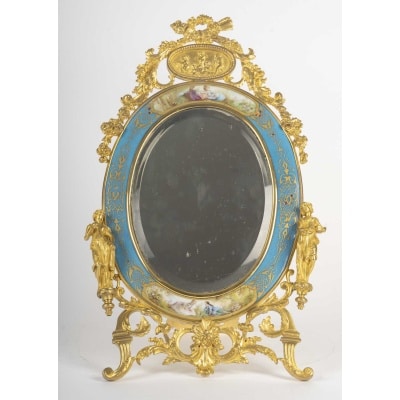 Miroir de table en bronze doré et porcelaine dans le goût de Sèvres – style Louis XVI, époque Napoléon III, XIXᵉ siècle Miroir de table en bronze doré et porcelaine dans le goût de Sèvres – style Louis XVI, époque Napoléon III, XIXᵉ siècle