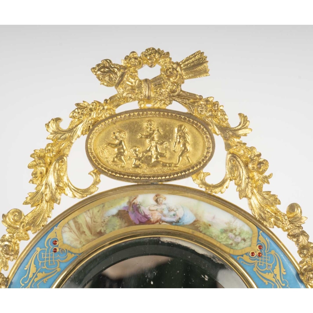Miroir de table en bronze doré et porcelaine dans le goût de Sèvres – style Louis XVI, époque Napoléon III, XIXᵉ siècle 5 Miroir de table en bronze doré et porcelaine dans le goût de Sèvres – style Louis XVI, époque Napoléon III, XIXᵉ siècle 5