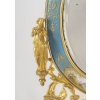 Miroir de table en bronze doré et porcelaine dans le goût de Sèvres – style Louis XVI, époque Napoléon III, XIXᵉ siècle 11 Miroir de table en bronze doré et porcelaine dans le goût de Sèvres – style Louis XVI, époque Napoléon III, XIXᵉ siècle 11