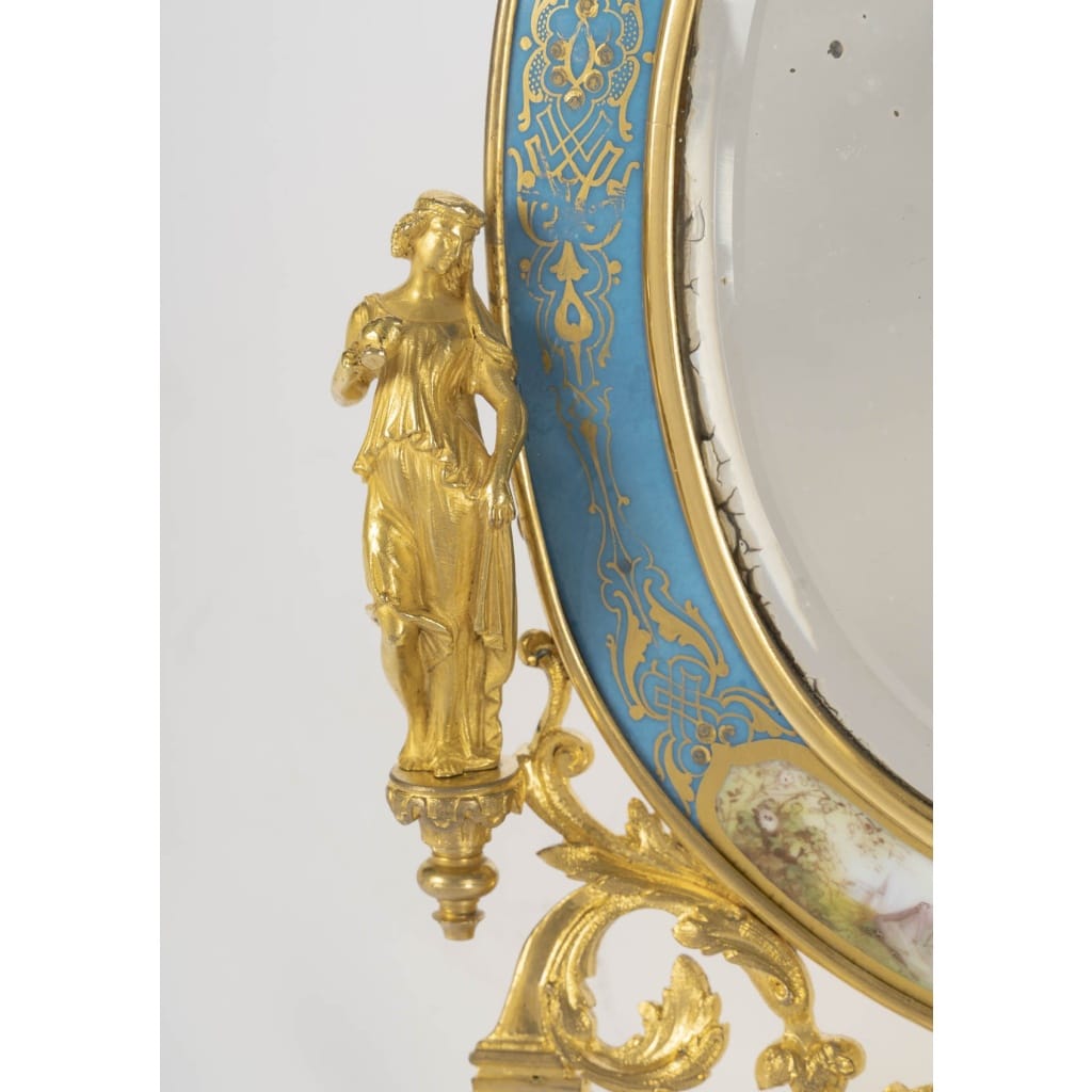 Miroir de table en bronze doré et porcelaine dans le goût de Sèvres – style Louis XVI, époque Napoléon III, XIXᵉ siècle 4 Miroir de table en bronze doré et porcelaine dans le goût de Sèvres – style Louis XVI, époque Napoléon III, XIXᵉ siècle 4