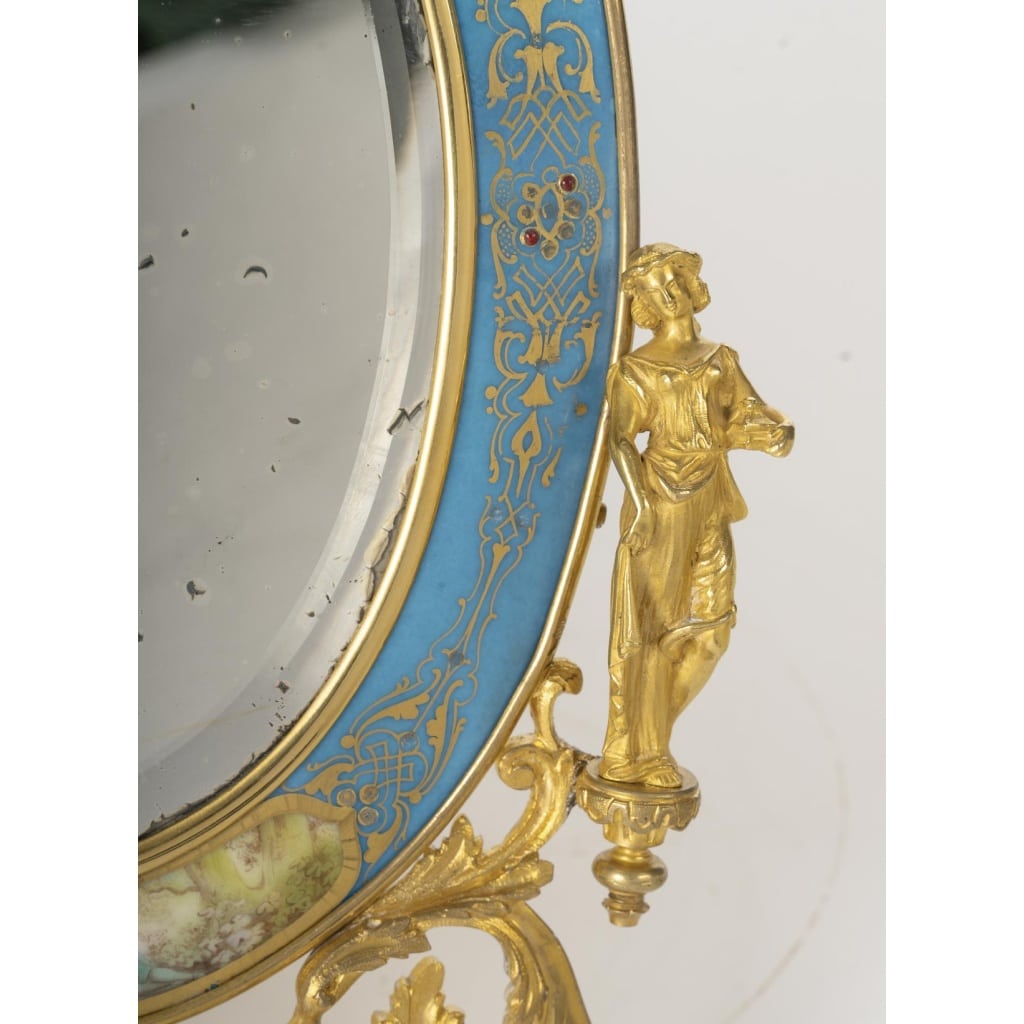 Miroir de table en bronze doré et porcelaine dans le goût de Sèvres – style Louis XVI, époque Napoléon III, XIXᵉ siècle 3 Miroir de table en bronze doré et porcelaine dans le goût de Sèvres – style Louis XVI, époque Napoléon III, XIXᵉ siècle 3
