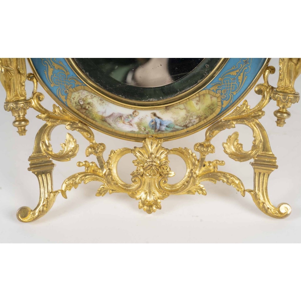 Miroir de table en bronze doré et porcelaine dans le goût de Sèvres – style Louis XVI, époque Napoléon III, XIXᵉ siècle 6 Miroir de table en bronze doré et porcelaine dans le goût de Sèvres – style Louis XVI, époque Napoléon III, XIXᵉ siècle 6