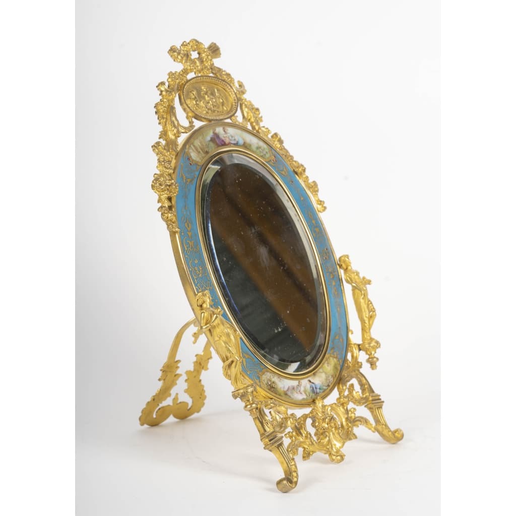 Miroir de table en bronze doré et porcelaine dans le goût de Sèvres – style Louis XVI, époque Napoléon III, XIXᵉ siècle 7 Miroir de table en bronze doré et porcelaine dans le goût de Sèvres – style Louis XVI, époque Napoléon III, XIXᵉ siècle 7