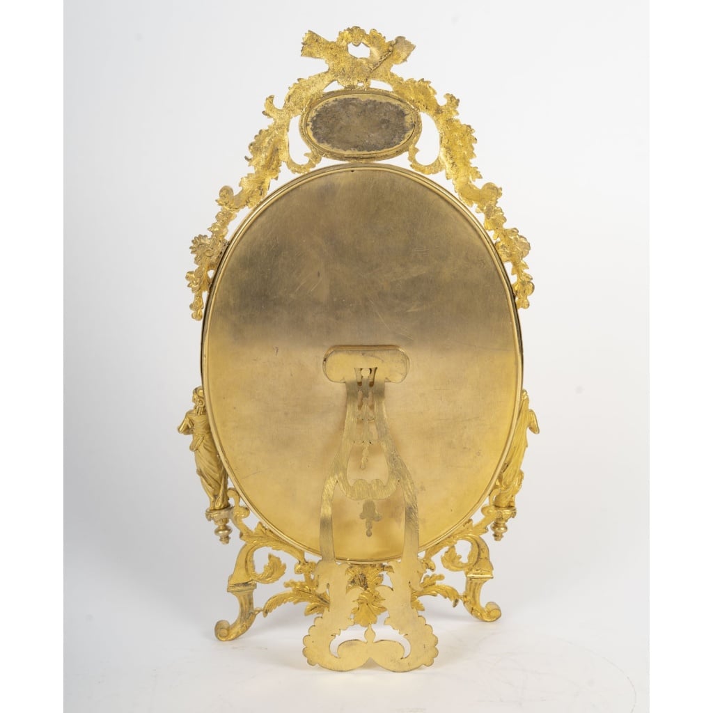 Miroir de table en bronze doré et porcelaine dans le goût de Sèvres – style Louis XVI, époque Napoléon III, XIXᵉ siècle 8 Miroir de table en bronze doré et porcelaine dans le goût de Sèvres – style Louis XVI, époque Napoléon III, XIXᵉ siècle 8
