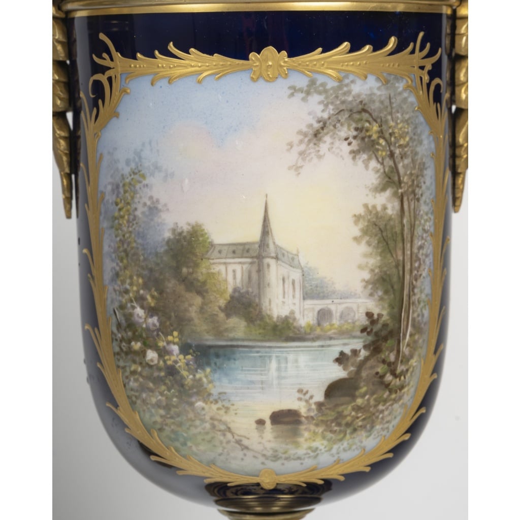 Paire de vases couverts en porcelaine et bronze doré – XIXᵉ siècle, style Napoléon III 5