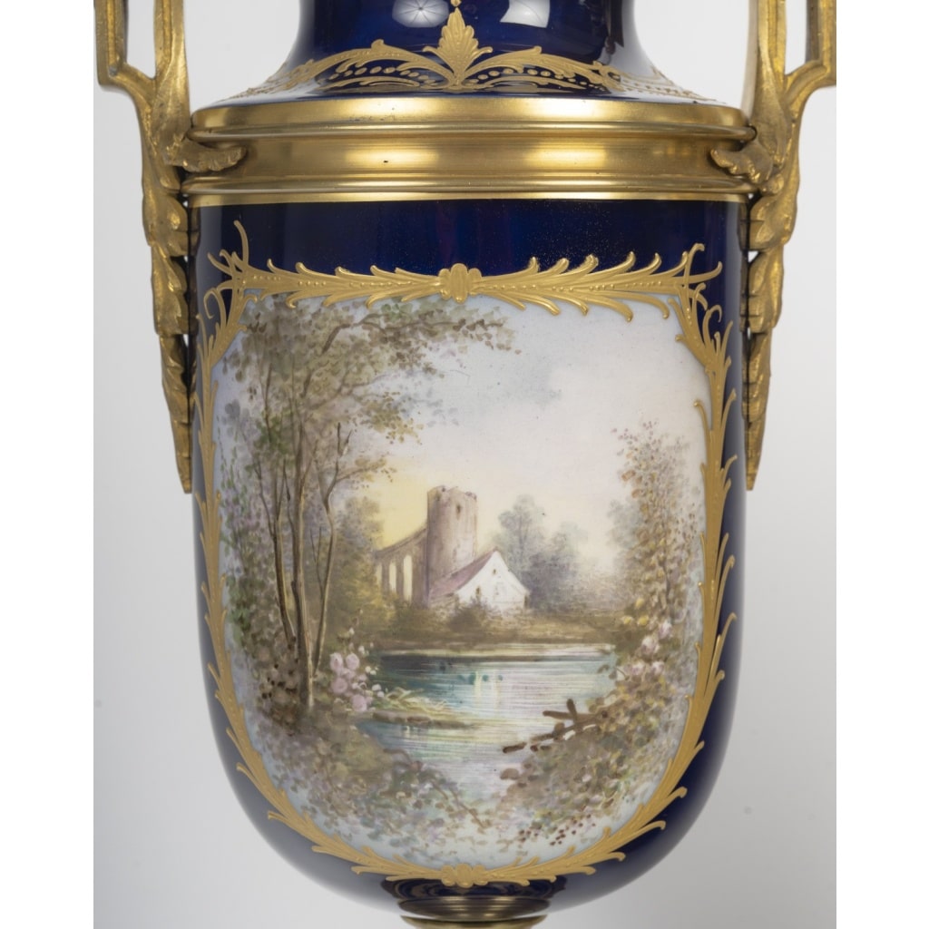 Paire de vases couverts en porcelaine et bronze doré – XIXᵉ siècle, style Napoléon III 6