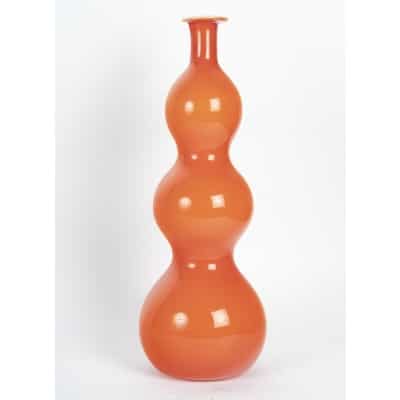 Important vase en verre orangé