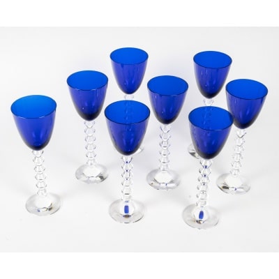 Cristallerie de Baccarat modèle Véga, 8 verres à vin de couleur bleu Cristallerie de Baccarat modèle Véga, 8 verres à vin de couleur bleu