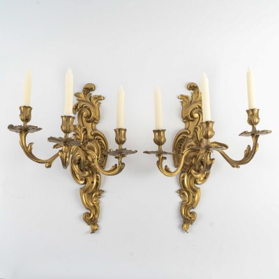 Paire d’appliques à trois lumières de style Louis XV Rocaille en bronze à patine doré, vers 1900 Paire d’appliques à trois lumières de style Louis XV Rocaille en bronze à patine doré, vers 1900