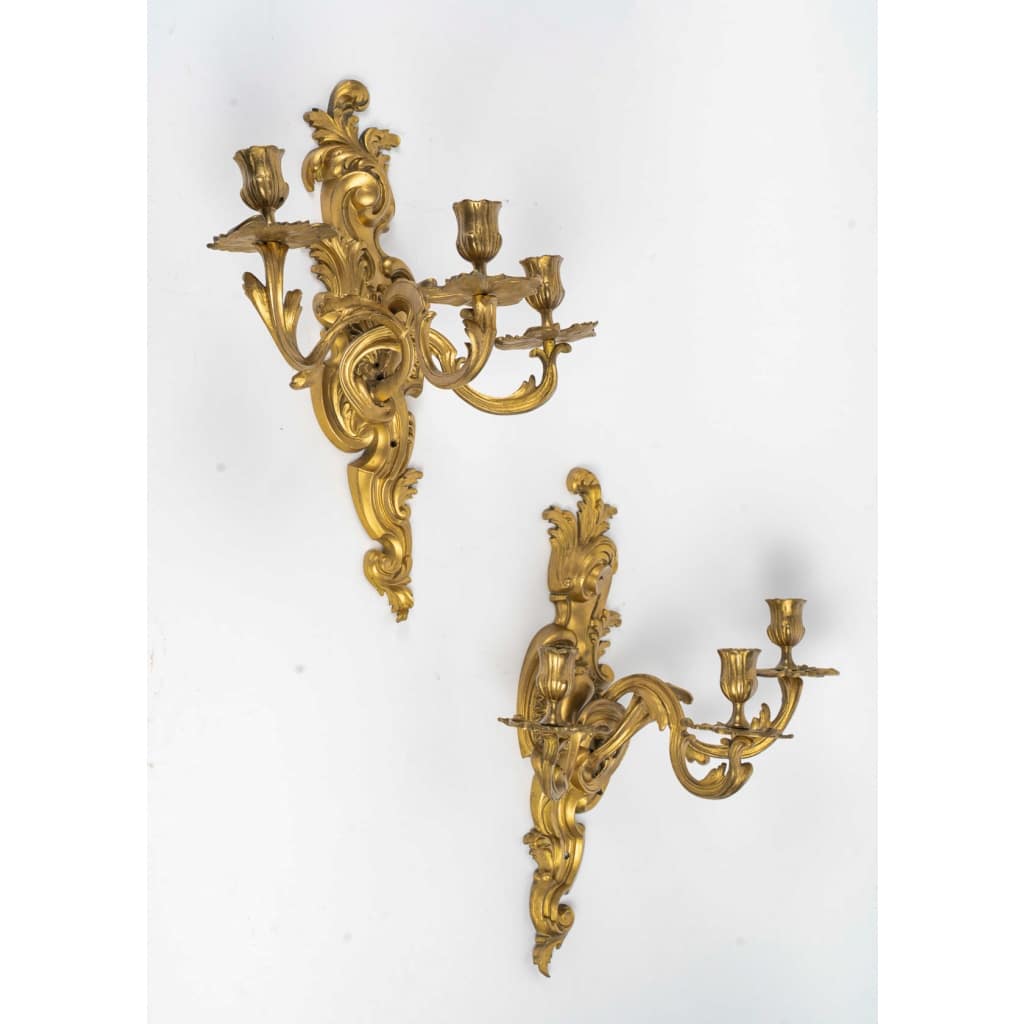 Paire d’appliques à trois lumières de style Louis XV Rocaille en bronze à patine doré, vers 1900 9 Paire d’appliques à trois lumières de style Louis XV Rocaille en bronze à patine doré, vers 1900 9