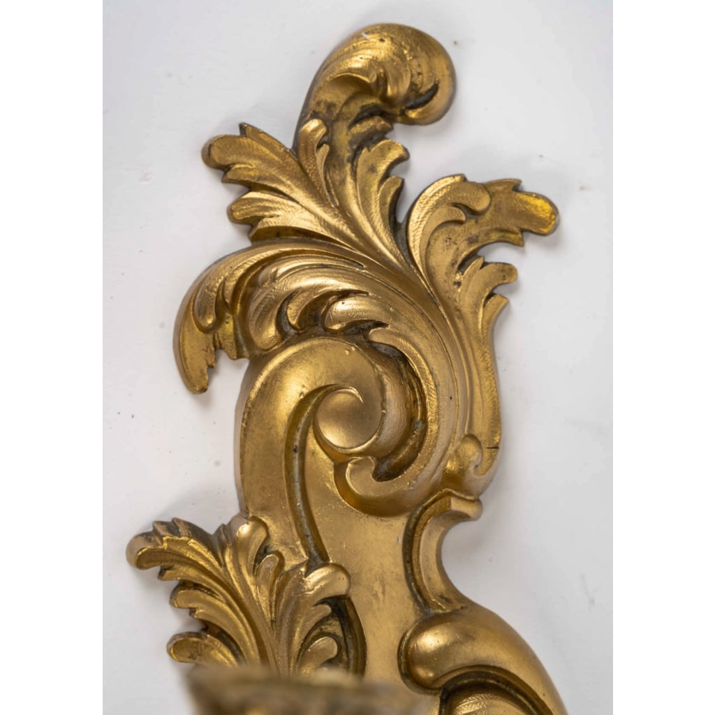 Paire d’appliques à trois lumières de style Louis XV Rocaille en bronze à patine doré, vers 1900 3 Paire d’appliques à trois lumières de style Louis XV Rocaille en bronze à patine doré, vers 1900 3