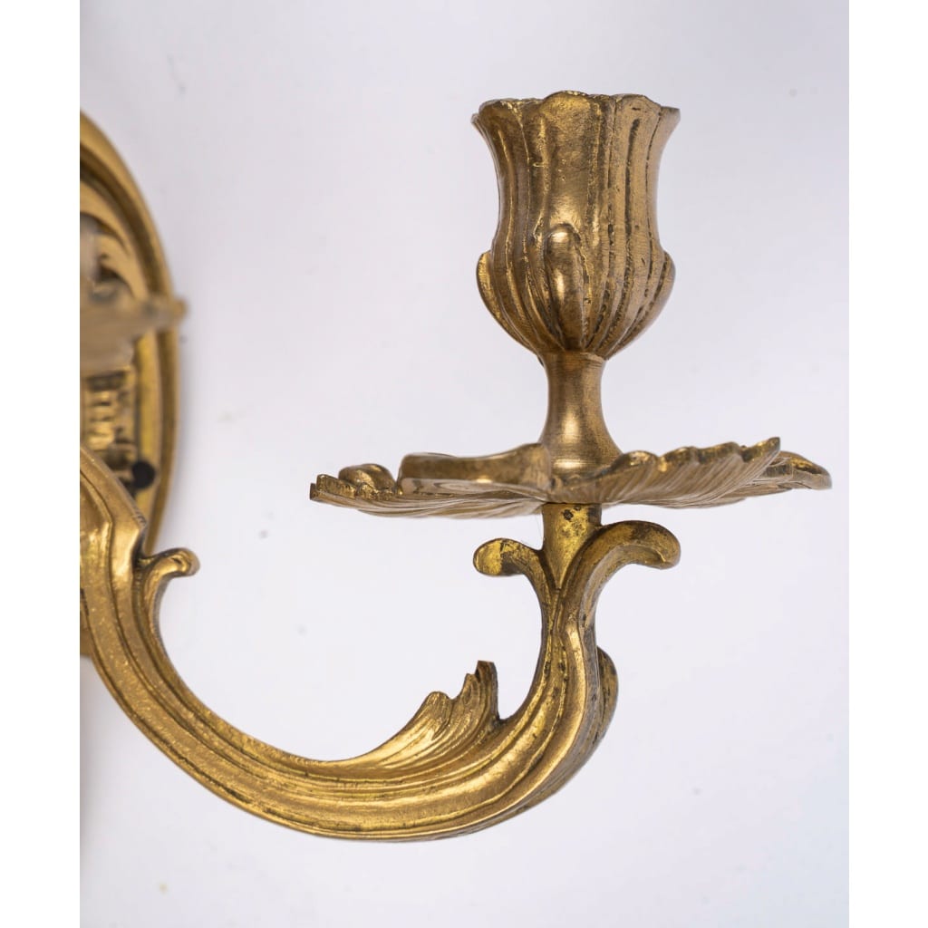 Paire d’appliques à trois lumières de style Louis XV Rocaille en bronze à patine doré, vers 1900 4 Paire d’appliques à trois lumières de style Louis XV Rocaille en bronze à patine doré, vers 1900 4