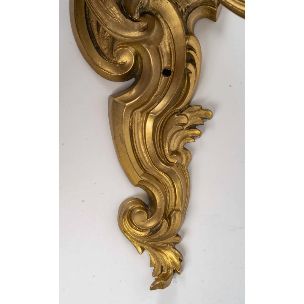 Paire d’appliques à trois lumières de style Louis XV Rocaille en bronze à patine doré, vers 1900 8 Paire d’appliques à trois lumières de style Louis XV Rocaille en bronze à patine doré, vers 1900 8