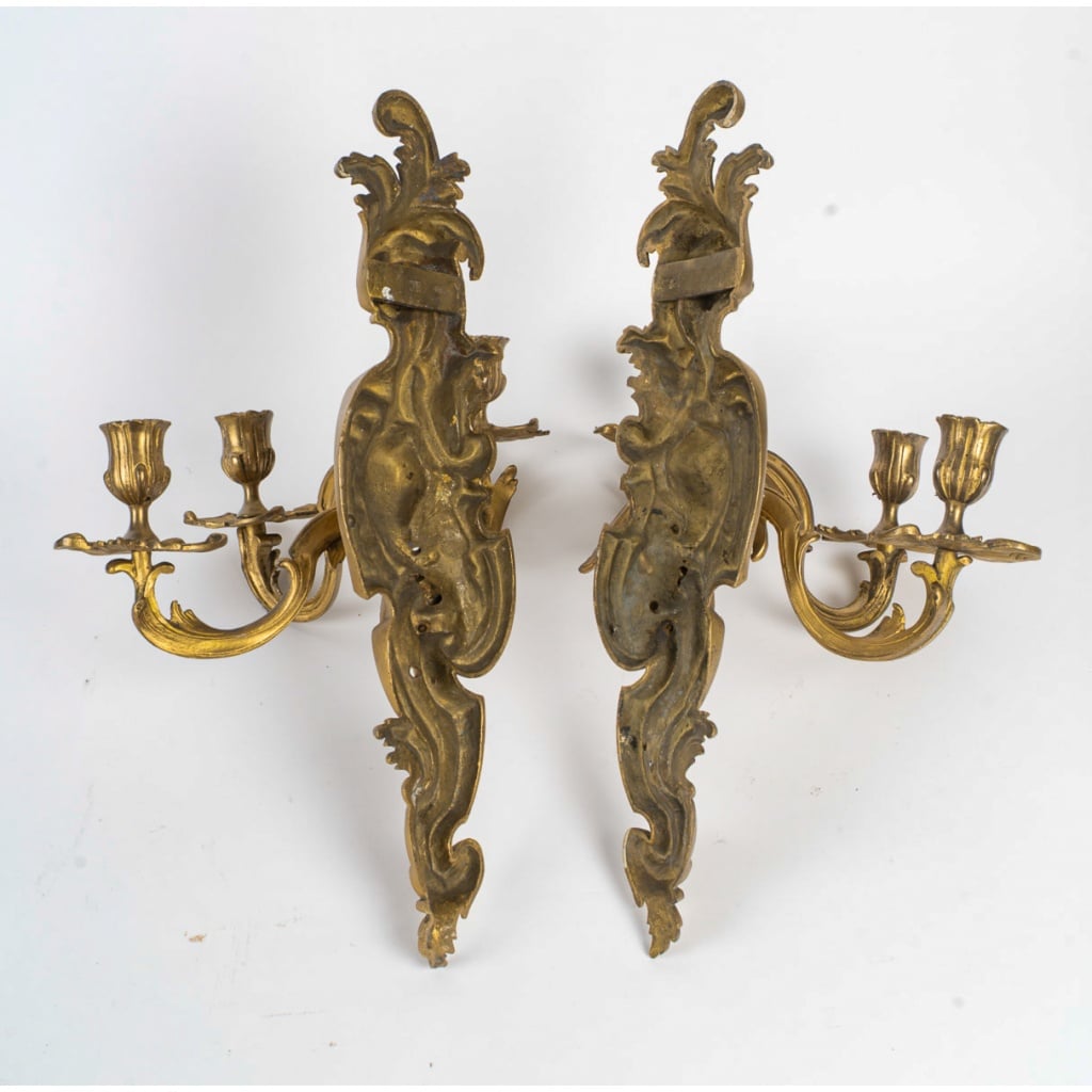 Paire d’appliques à trois lumières de style Louis XV Rocaille en bronze à patine doré, vers 1900 10 Paire d’appliques à trois lumières de style Louis XV Rocaille en bronze à patine doré, vers 1900 10