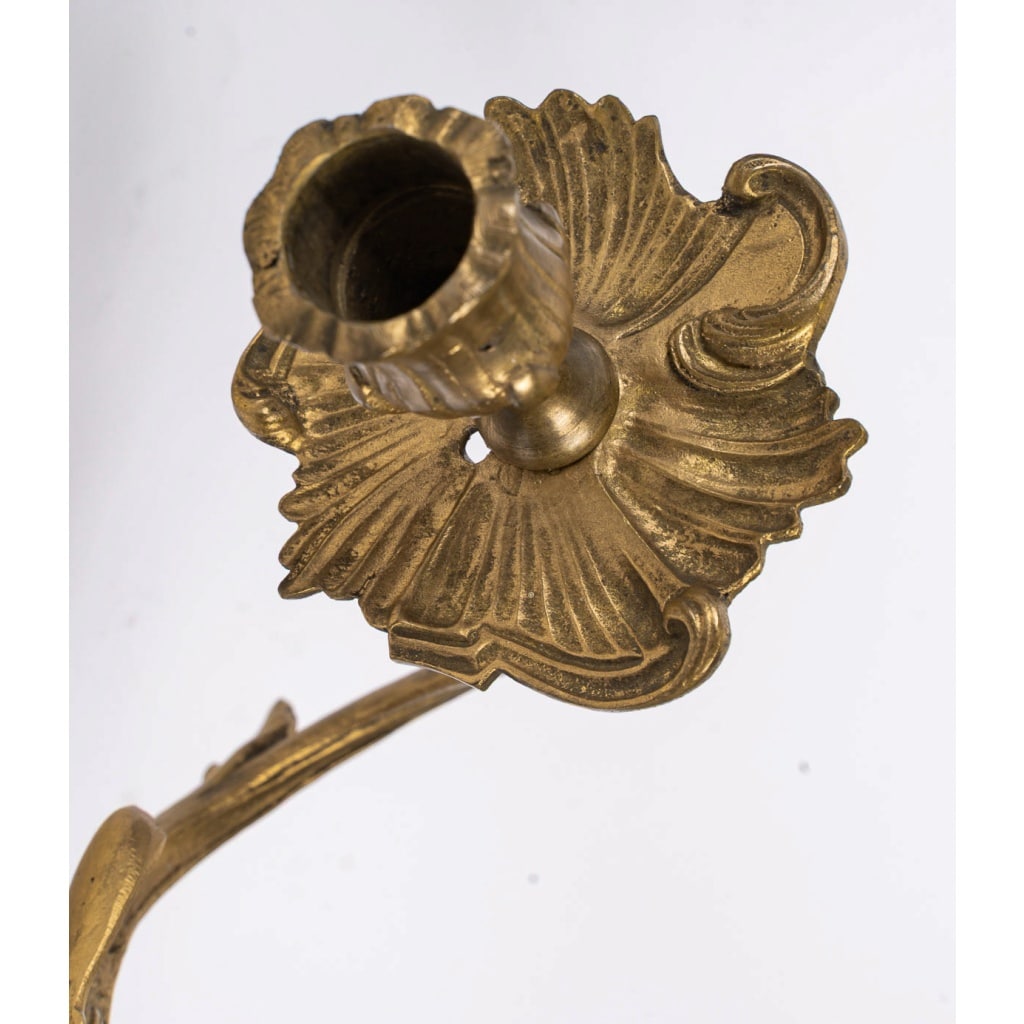 Paire d’appliques à trois lumières de style Louis XV Rocaille en bronze à patine doré, vers 1900 6 Paire d’appliques à trois lumières de style Louis XV Rocaille en bronze à patine doré, vers 1900 6