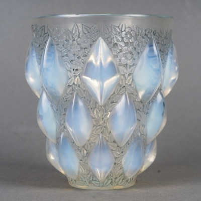 Vase « Rampillon » verre opalescent patiné bleu de René LALIQUE Vase « Rampillon » verre opalescent patiné bleu de René LALIQUE