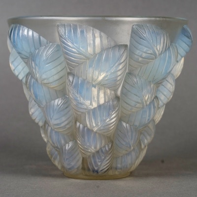 Vase « Moissac » verre opalescent patiné bleu de René LALIQUE Vase « Moissac » verre opalescent patiné bleu de René LALIQUE