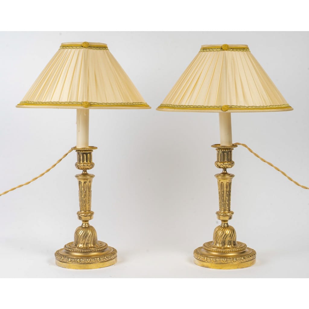 Paire de Bougeoirs vers 1820 de Style Louis XVI en Bronze Ciselé, Montée en Lampes 2 Paire de Bougeoirs vers 1820 de Style Louis XVI en Bronze Ciselé, Montée en Lampes 2