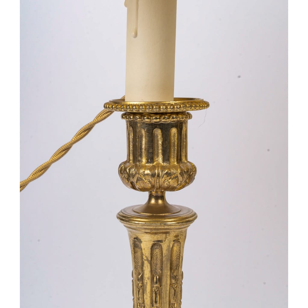 Paire de Bougeoirs vers 1820 de Style Louis XVI en Bronze Ciselé, Montée en Lampes 4 Paire de Bougeoirs vers 1820 de Style Louis XVI en Bronze Ciselé, Montée en Lampes 4