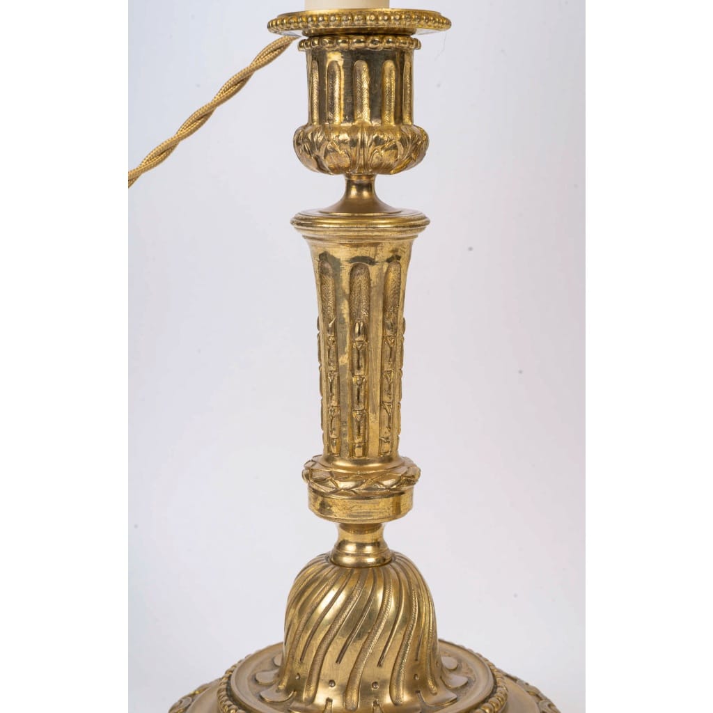 Paire de Bougeoirs vers 1820 de Style Louis XVI en Bronze Ciselé, Montée en Lampes 5 Paire de Bougeoirs vers 1820 de Style Louis XVI en Bronze Ciselé, Montée en Lampes 5