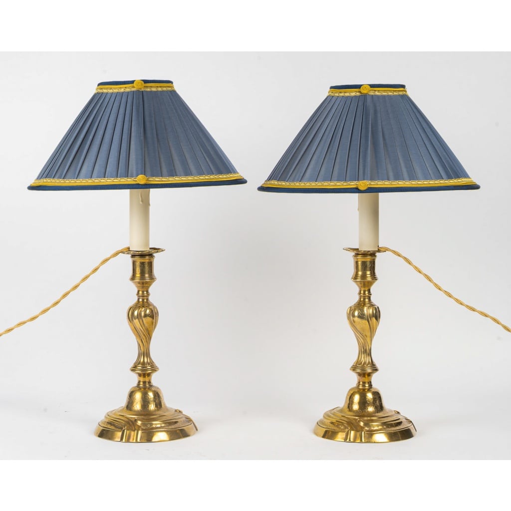 Paire de Flambeaux Montée en Lampes en Bronze Ciselé et Doré d’époque Louis XV vers 1750 2 Paire de Flambeaux Montée en Lampes en Bronze Ciselé et Doré d’époque Louis XV vers 1750 2