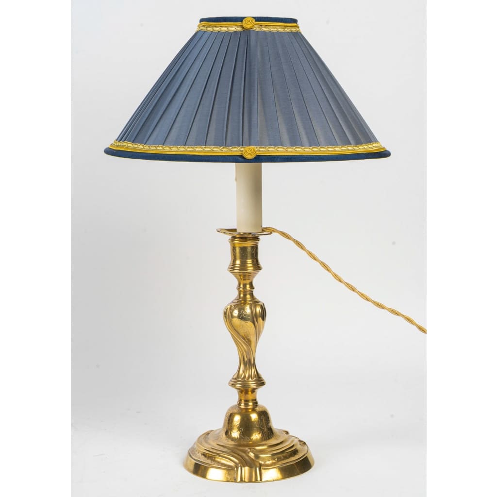 Paire de Flambeaux Montée en Lampes en Bronze Ciselé et Doré d’époque Louis XV vers 1750 4 Paire de Flambeaux Montée en Lampes en Bronze Ciselé et Doré d’époque Louis XV vers 1750 4