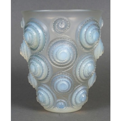 Vase « Spirales » verre opalescent de René LALIQUE Vase « Spirales » verre opalescent de René LALIQUE