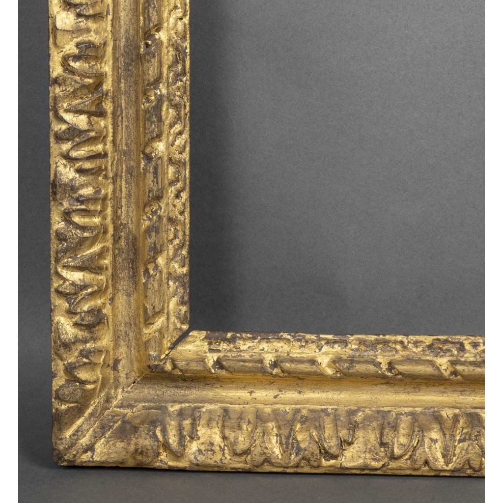 Cadre en bois sculpté doré d’époque Louis XIII 4