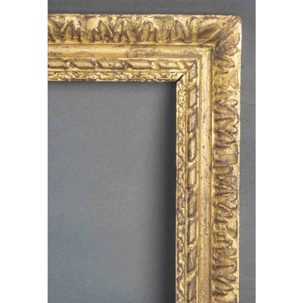 Cadre en bois sculpté doré d’époque Louis XIII 5