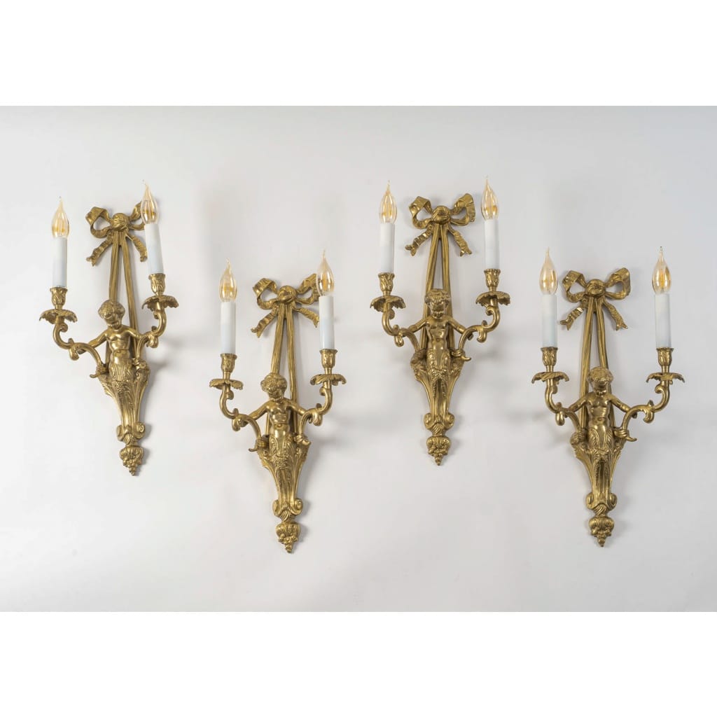 Suite de quatre appliques aux Putti de style Transition en bronze ciselé et doré, vers 1880 2 Suite de quatre appliques aux Putti de style Transition en bronze ciselé et doré, vers 1880 2