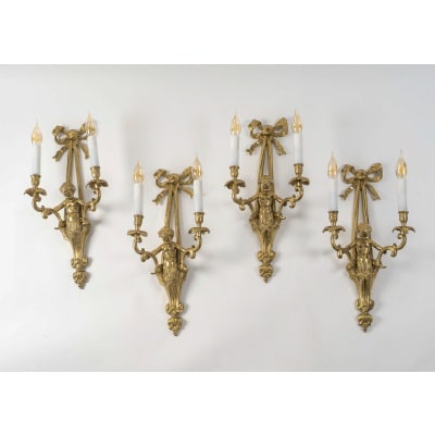 Suite de quatre appliques aux Putti de style Transition en bronze ciselé et doré, vers 1880 Suite de quatre appliques aux Putti de style Transition en bronze ciselé et doré, vers 1880