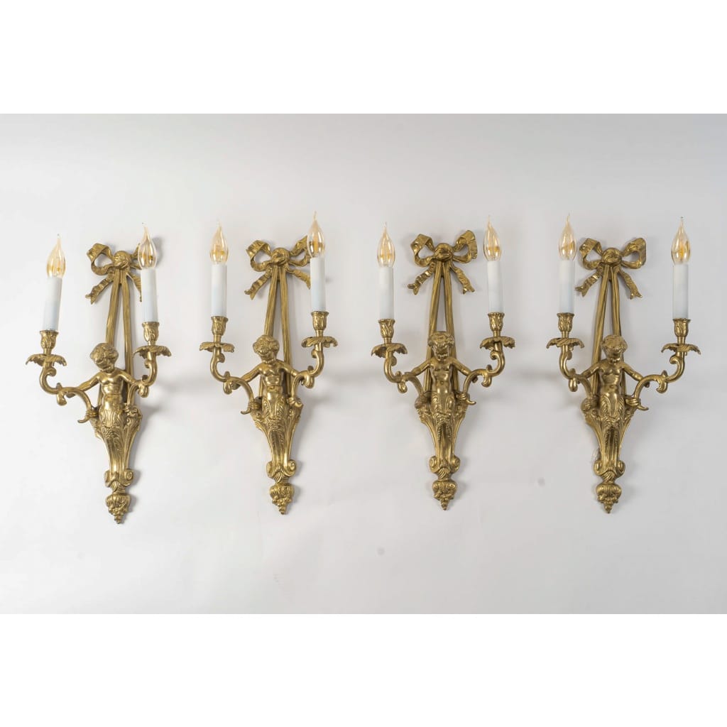 Suite de quatre appliques aux Putti de style Transition en bronze ciselé et doré, vers 1880 10 Suite de quatre appliques aux Putti de style Transition en bronze ciselé et doré, vers 1880 10