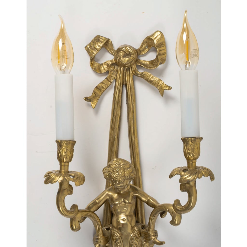 Suite de quatre appliques aux Putti de style Transition en bronze ciselé et doré, vers 1880 5 Suite de quatre appliques aux Putti de style Transition en bronze ciselé et doré, vers 1880 5