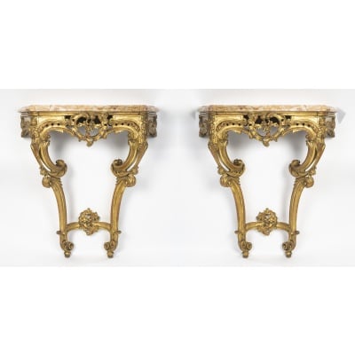 Paire de consoles en bois doré de style Louis XV (1724-1774), d’époque Napolon III, XIXème siècle. Paire de consoles en bois doré de style Louis XV (1724-1774), d’époque Napolon III, XIXème siècle.