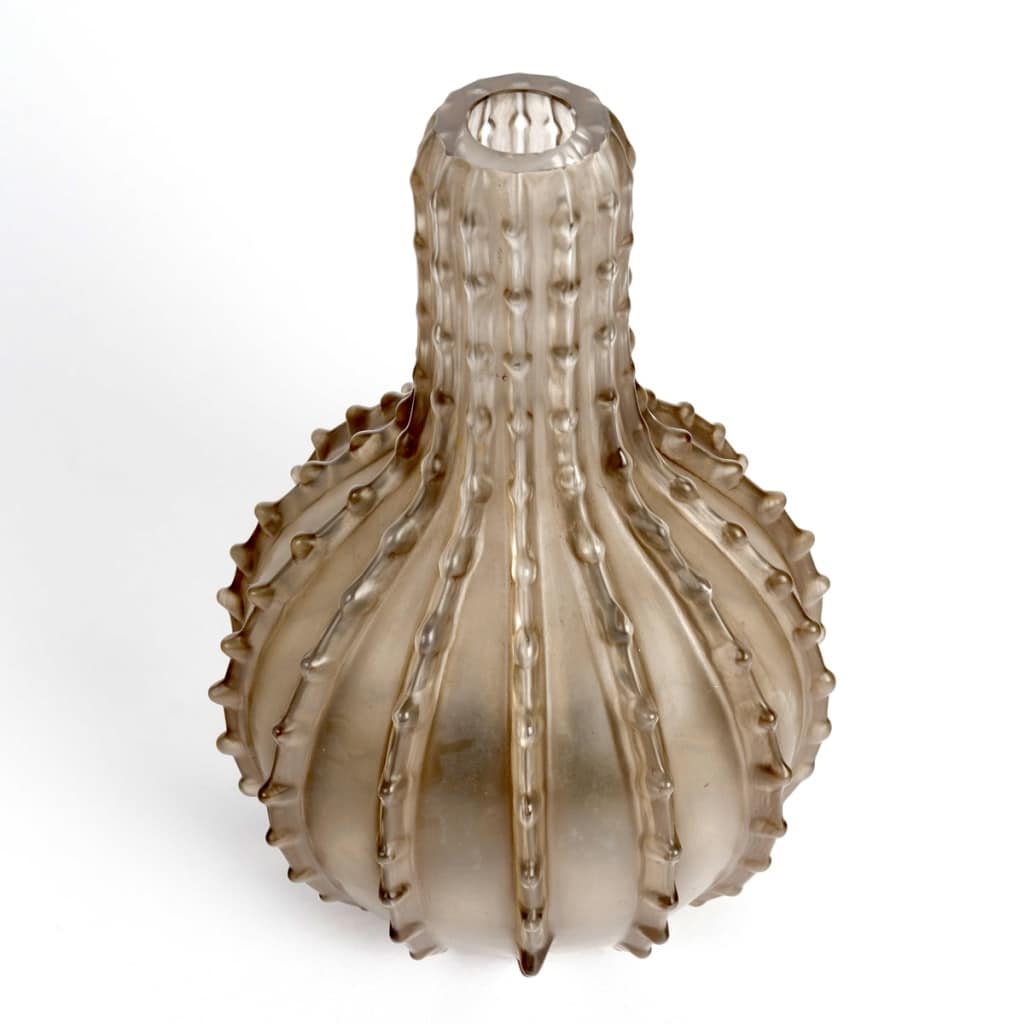 Vase « Dentelé » verre blanc patiné sépia de René LALIQUE 3