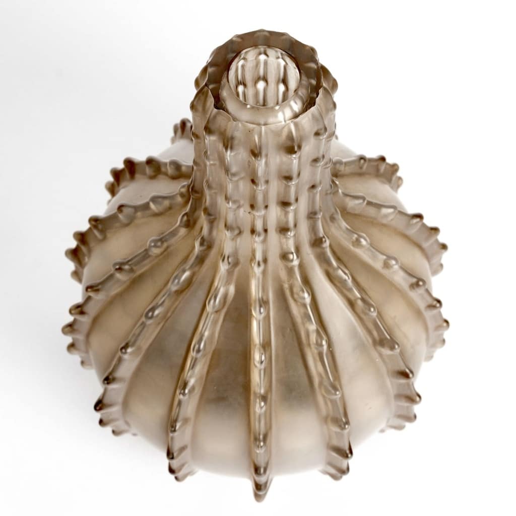 Vase « Dentelé » verre blanc patiné sépia de René LALIQUE 4