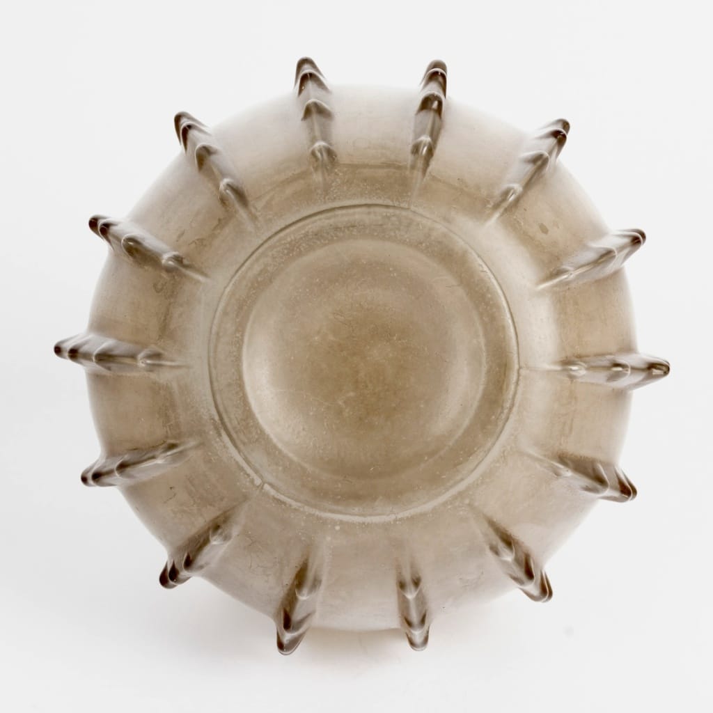 Vase « Dentelé » verre blanc patiné sépia de René LALIQUE 8