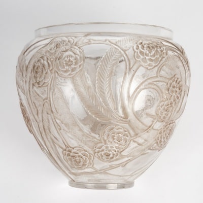 Vase « Néfliers » verre blanc patiné sépia de René LALIQUE Vase « Néfliers » verre blanc patiné sépia de René LALIQUE