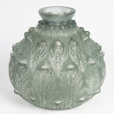 Vase « Fougères » verre blanc patiné vert de René LALIQUE Vase « Fougères » verre blanc patiné vert de René LALIQUE