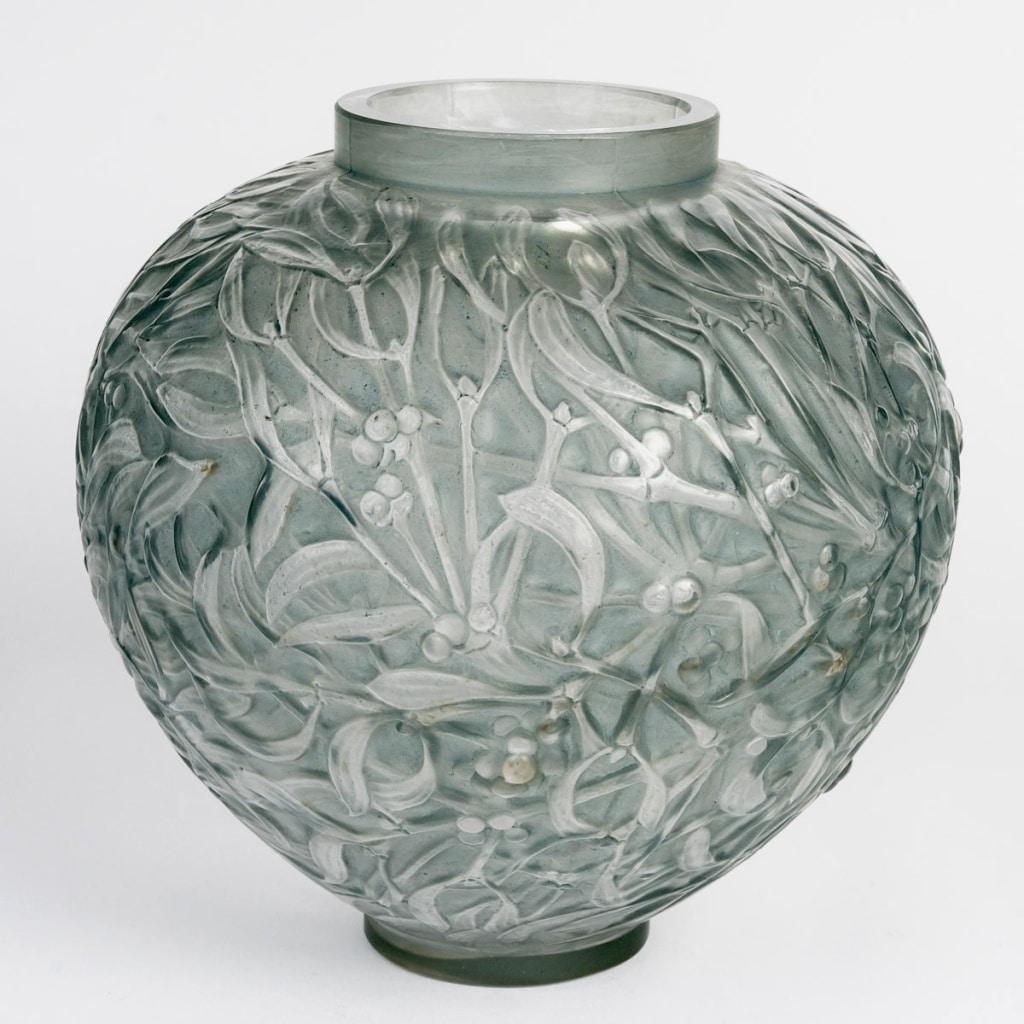 Vase « Gui » verre blanc patiné bleu de René LALIQUE 3 Vase « Gui » verre blanc patiné bleu de René LALIQUE 3