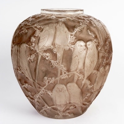 Vase « Perruches » verre blanc patiné sépia de René LALIQUE Vase « Perruches » verre blanc patiné sépia de René LALIQUE