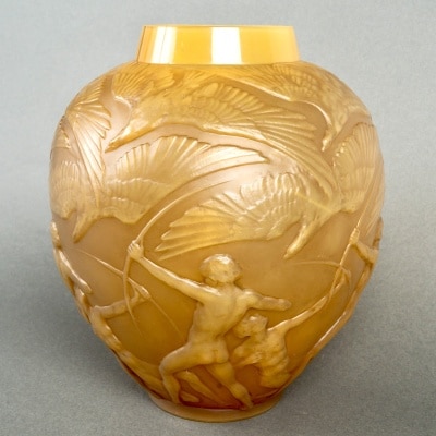 Vase « Archers » verre butterscotch patiné sépia de René LALIQUE Vase « Archers » verre butterscotch patiné sépia de René LALIQUE