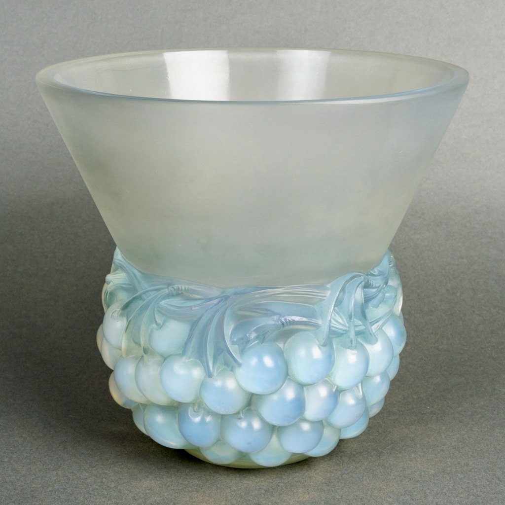 Vase « Cerises » verre opalescent patiné bleu de René LALIQUE 3
