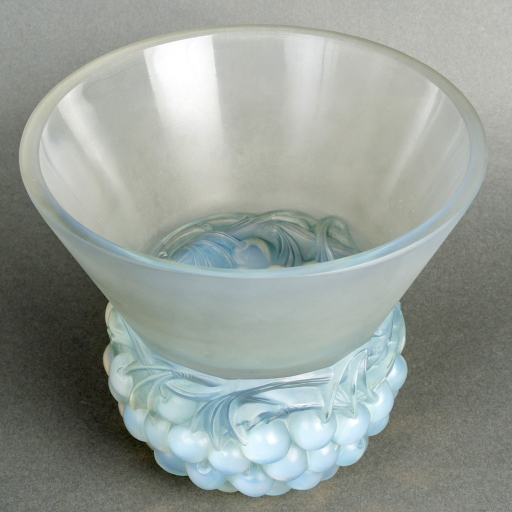 Vase « Cerises » verre opalescent patiné bleu de René LALIQUE 4