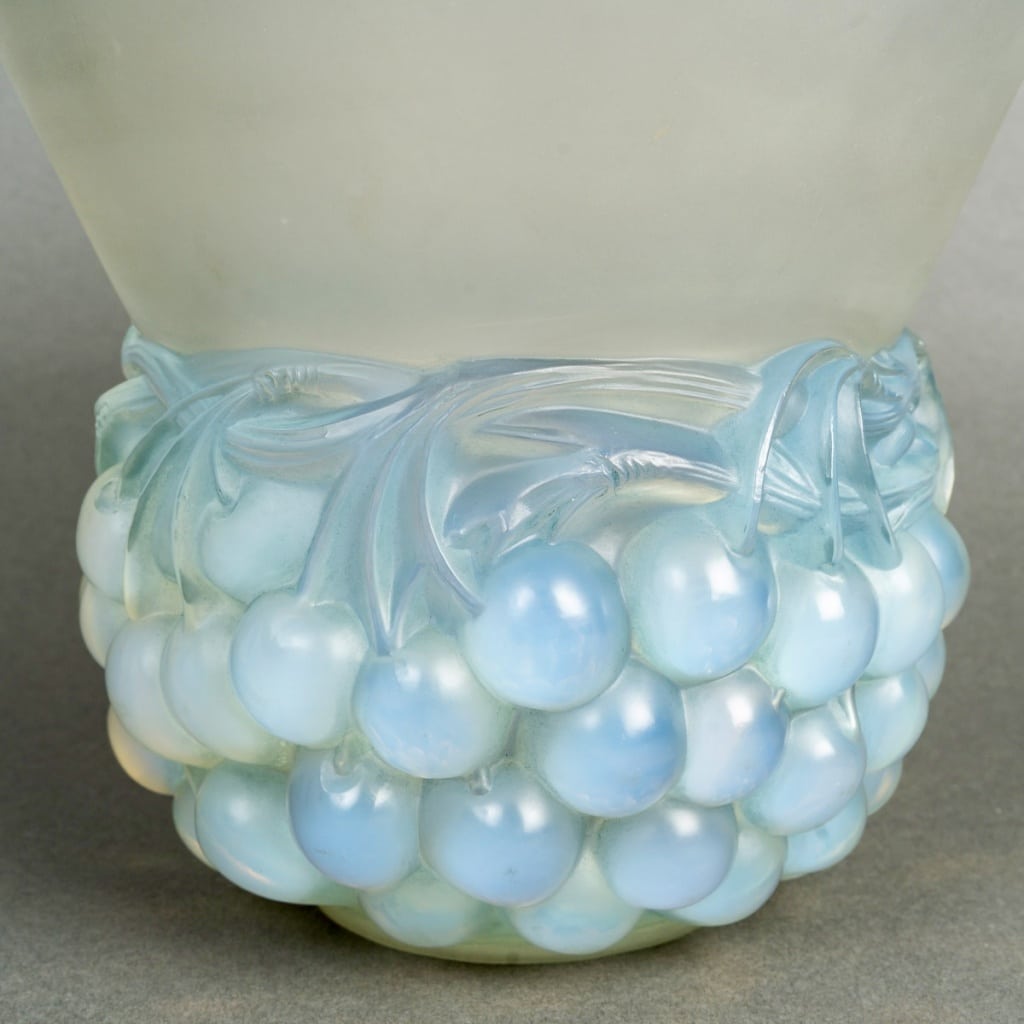 Vase « Cerises » verre opalescent patiné bleu de René LALIQUE 6