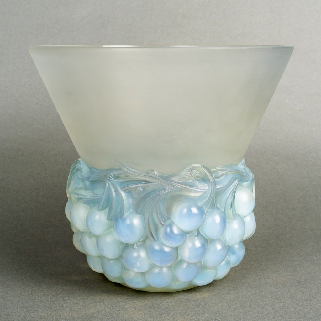 Vase « Cerises » verre opalescent patiné bleu de René LALIQUE 2
