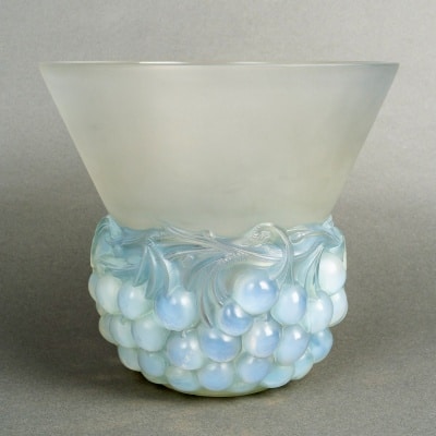 Vase « Cerises » verre opalescent patiné bleu de René LALIQUE Vase « Cerises » verre opalescent patiné bleu de René LALIQUE