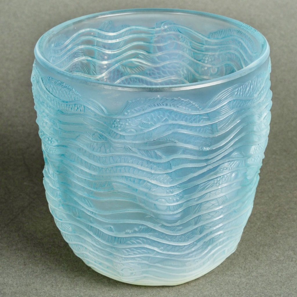 Vase « Dauphins » verre opalescent patiné bleu de René LALIQUE 4