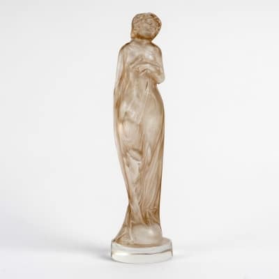 Statuette « Moyenne Voilée » verre blanc patiné sépia de René LALIQUE Statuette « Moyenne Voilée » verre blanc patiné sépia de René LALIQUE