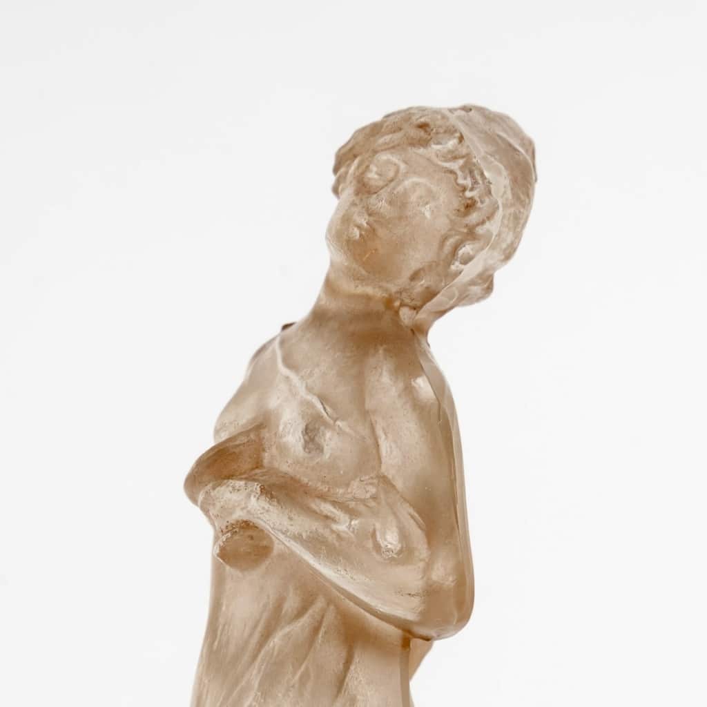 Statuette « Moyenne Voilée » verre blanc patiné sépia de René LALIQUE 6